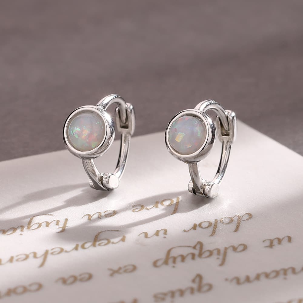 Aretes redondos de ópalo sintético con zircón