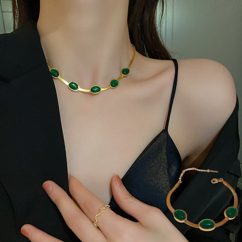 Collar multicapa verde con piedra cristal