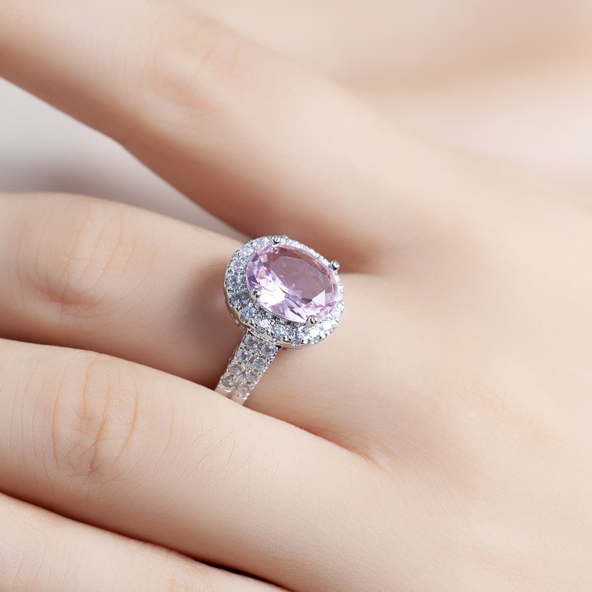 Anillo de compromiso con zircón ovalado