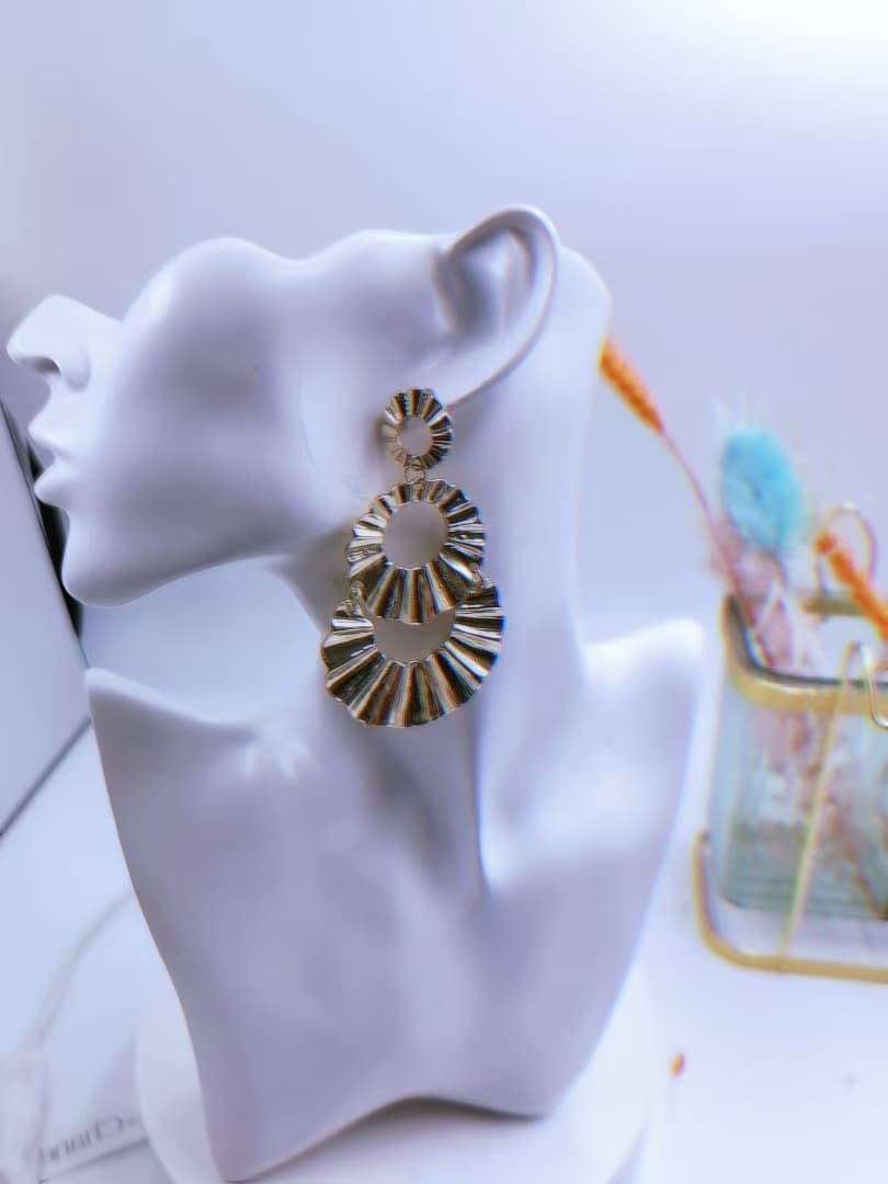 Aretes de aro con diseño de tres soles