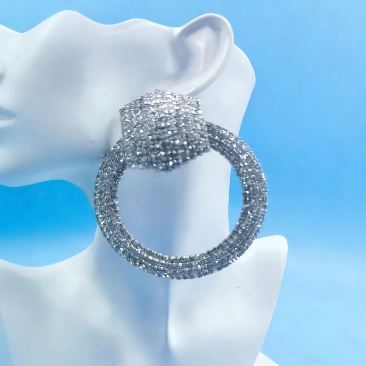 Aretes de aro grandes pavimentados con cristales
