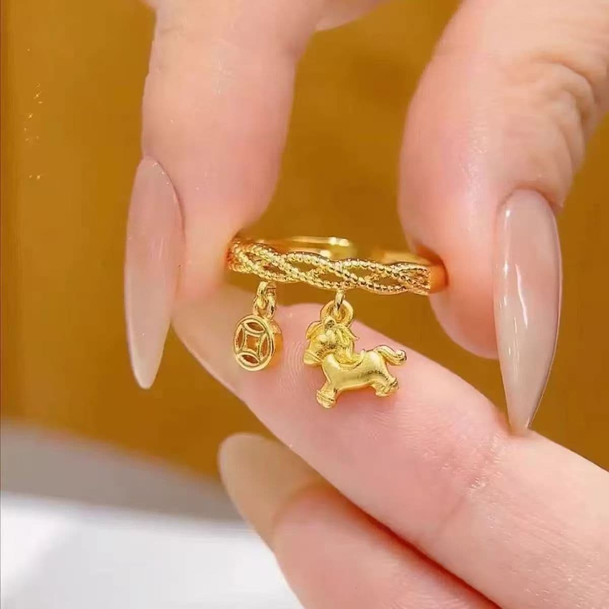 Anillo caballo dorado ajustable de moneda lunar