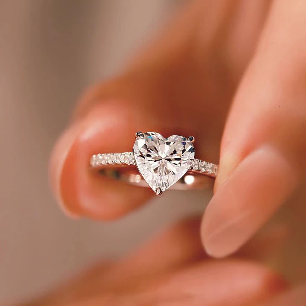Anillo con diamante moissanite simulado en forma de corazón