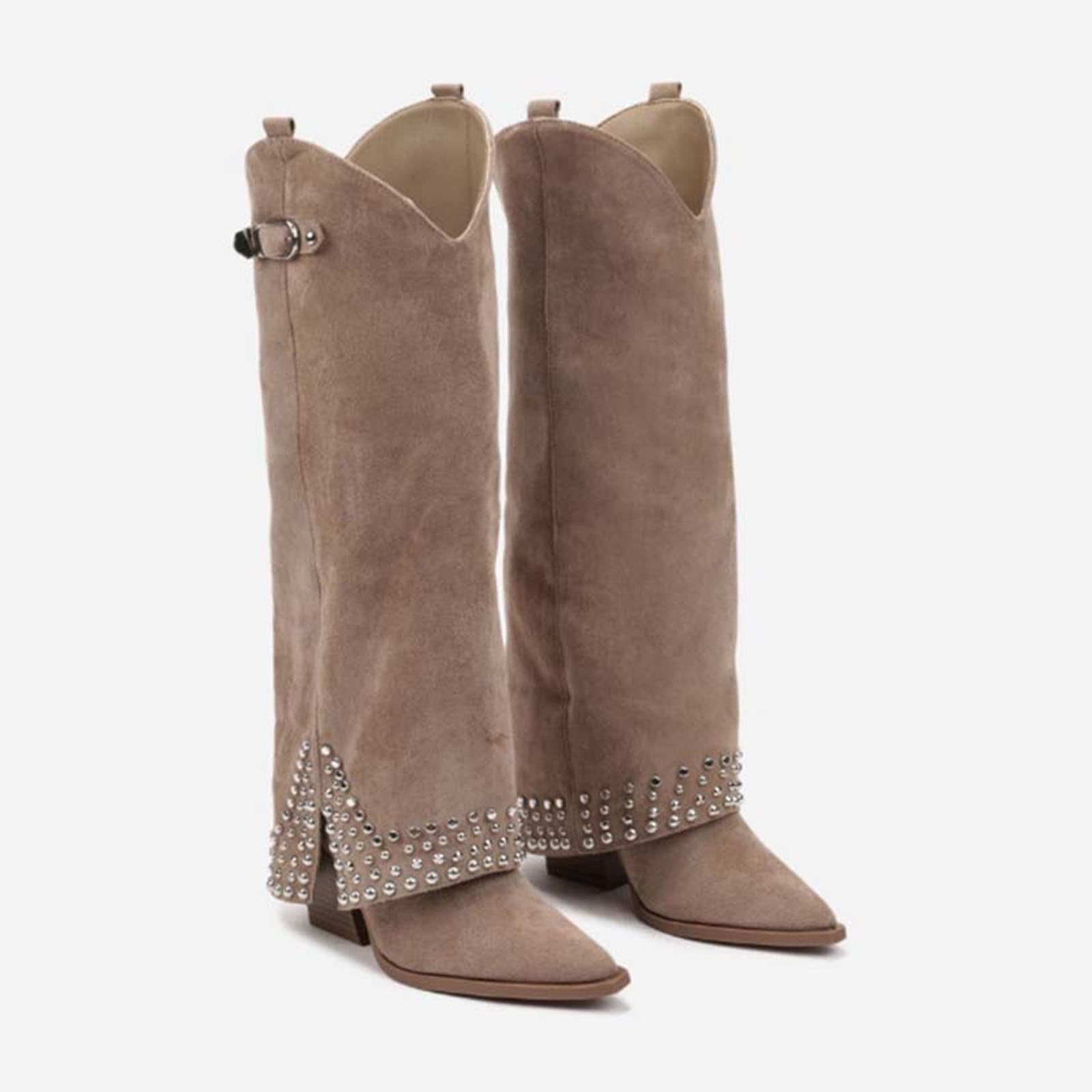 Botas de gamuza con remaches decorativos y diseño moderno