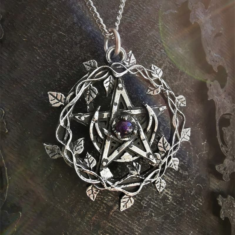 Colgante gótico oscuro de gema con diseño de magia