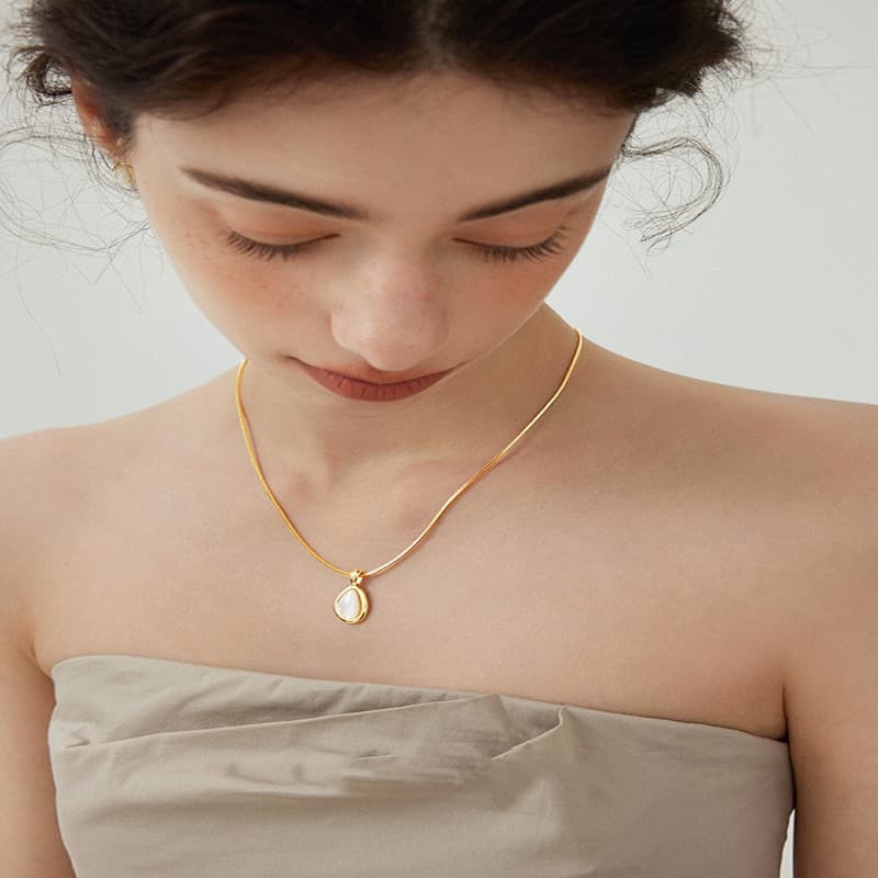 Collar minimalista gota de concha blanca