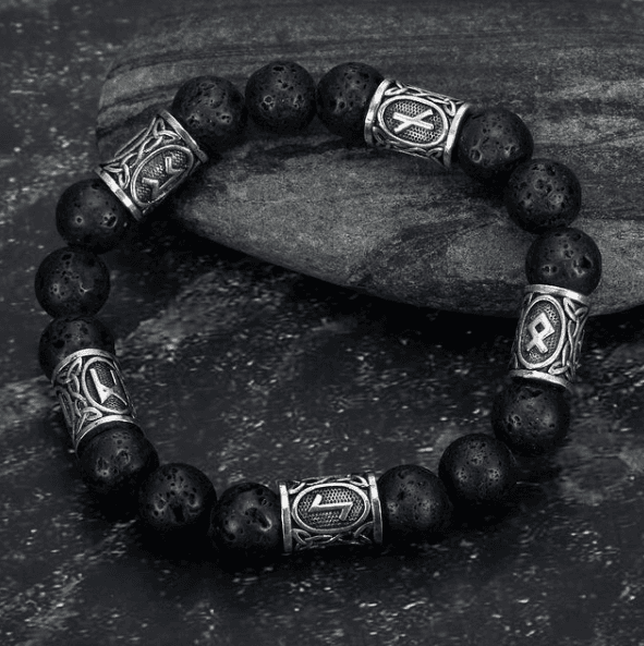 Pulsera de runas plateadas y piedra de lava negra
