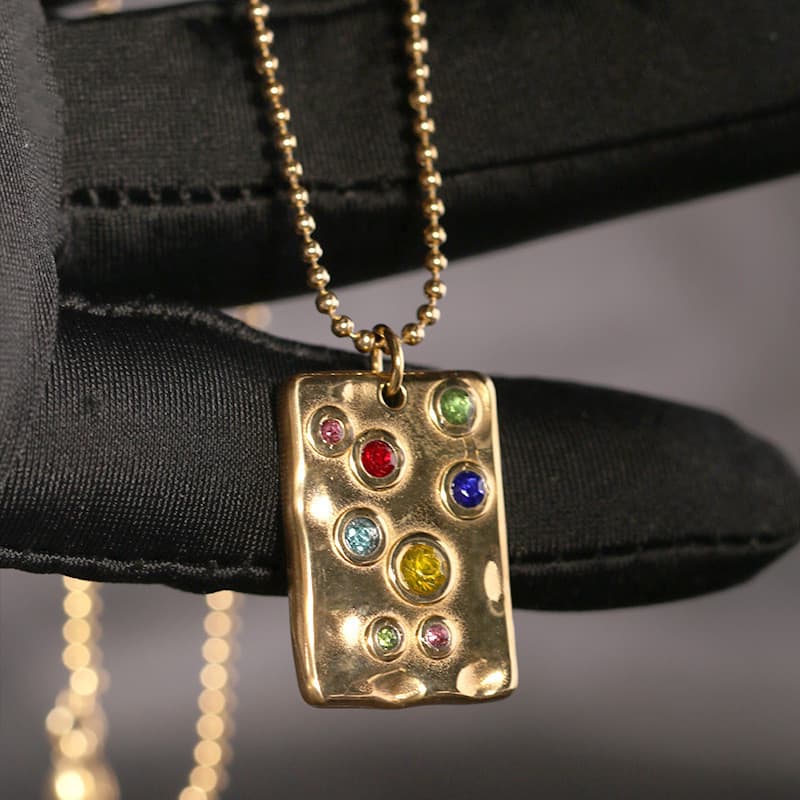 Collar con colgante geométrico de acero inoxidable dorado