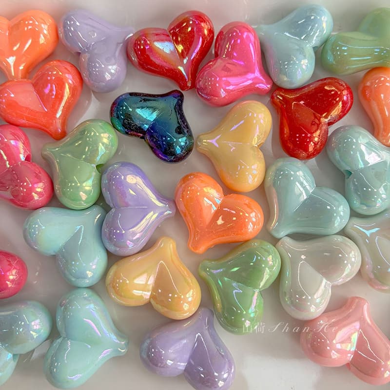 Cuentas de corazón inflado iridiscente para joyería