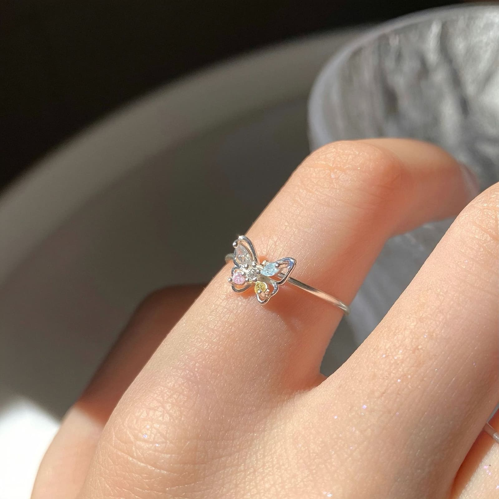 Anillo con mariposa en 3D y circones para mujer