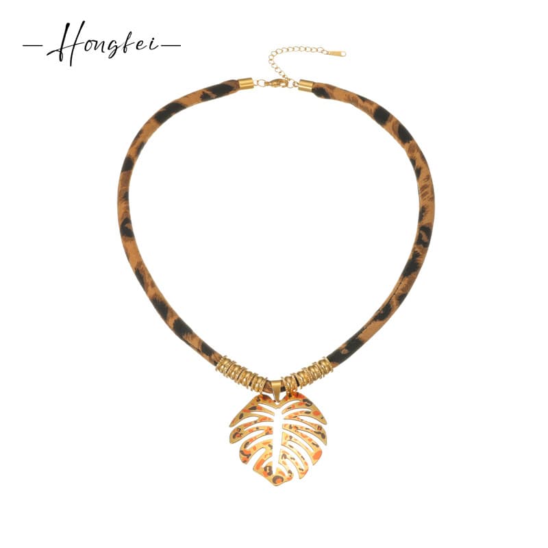 Collar con colgante chapado en oro 18K con estampado de leopardo