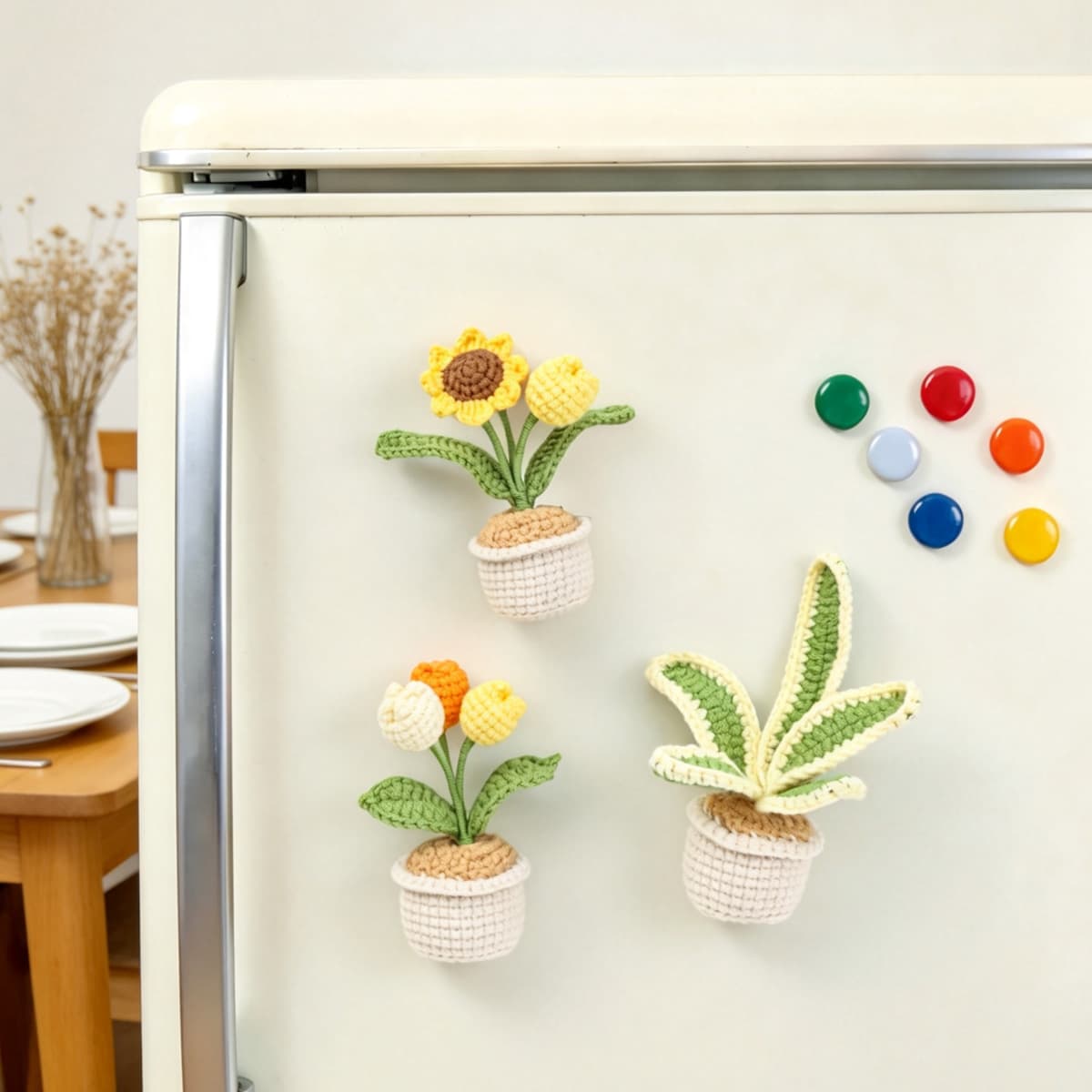 Conjunto de tres macetas tejidas al crochet con tulipanes y girasoles