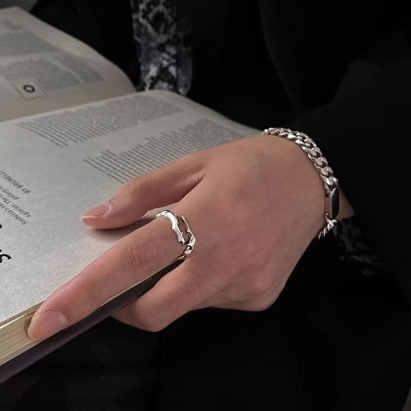 Anillo de aleación para hombres con diseño envolvente único