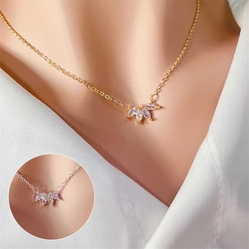Collar de pétalos de flor de loto minimalista