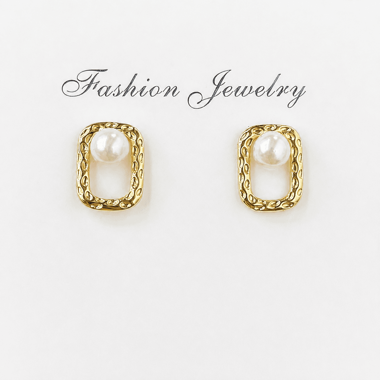 Aretes de perla con marco cuadrado texturizado