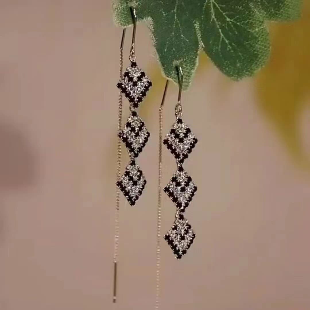 Aretes largos de rombo negro con fleco de hilo