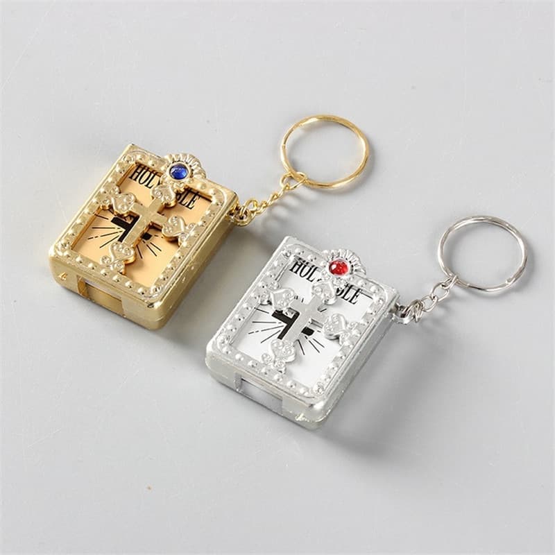 Llavero miniatura de biblia con diseño cristiano