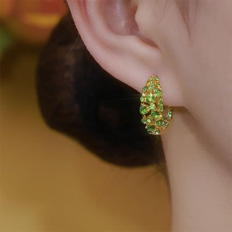 Aretes delicados con diseño especial en arco