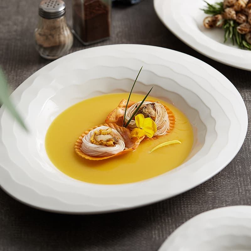 Plato con patrón de agua y forma de lengua de pato