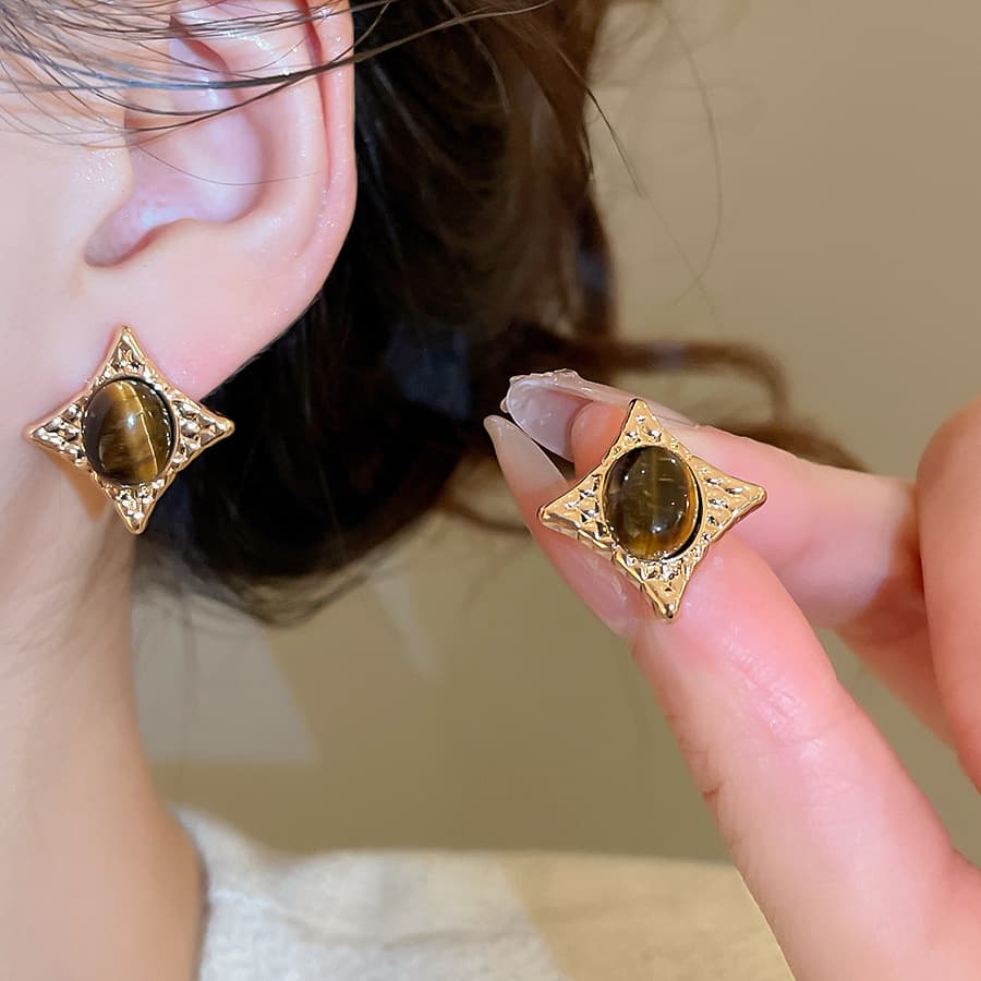 Aretes de ojo de tigre ovalados con perno plateado