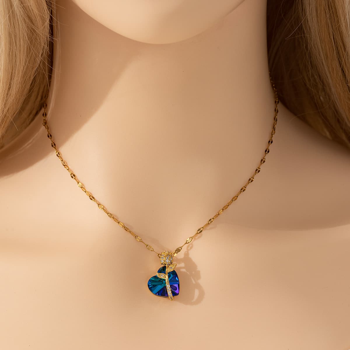 Collar con colgante de zafiro en forma de corazón para mujer