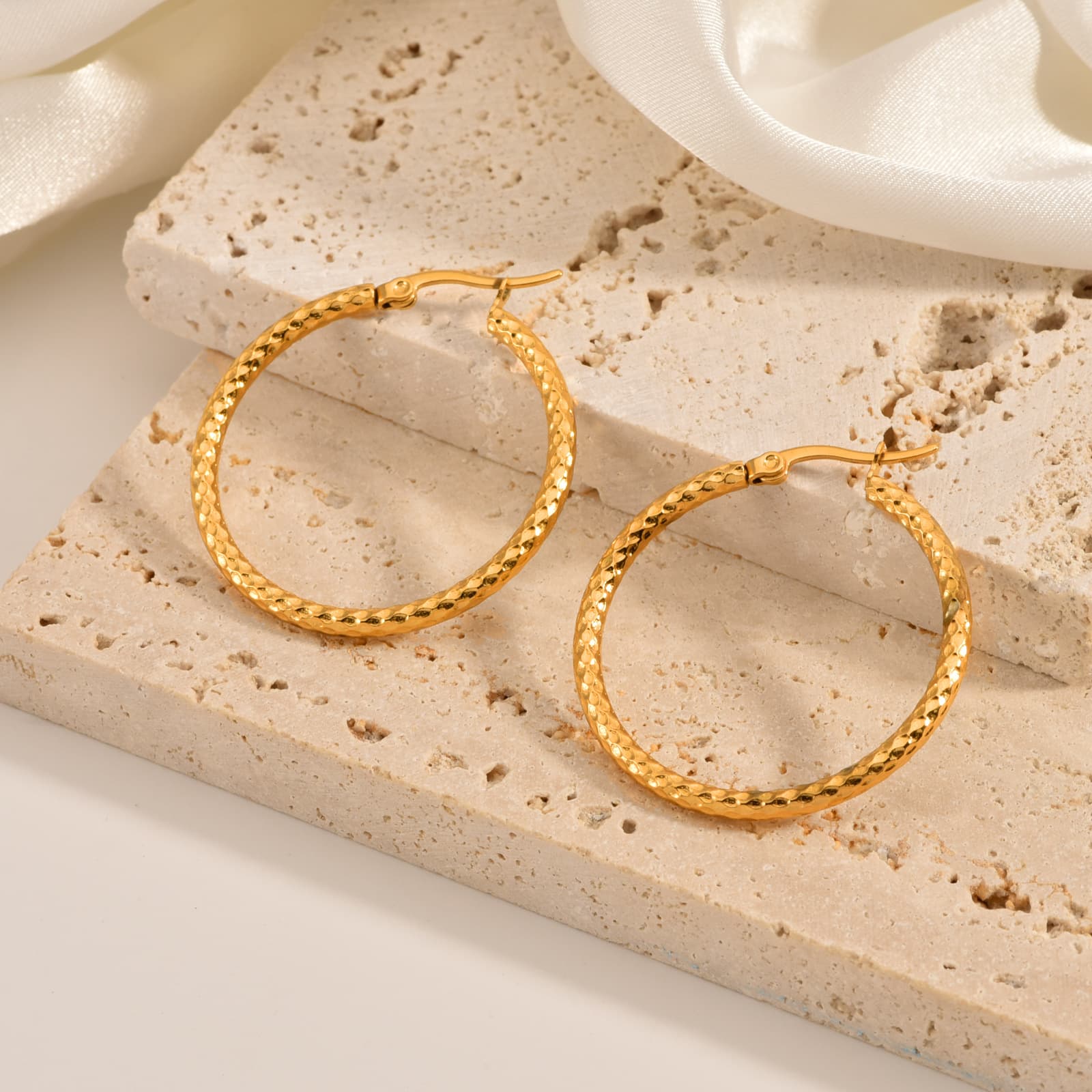 Aretes anillo redondo chapados en oro 18K, diseño sofisticado