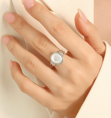 Anillo elegante con diseño de concha dorada