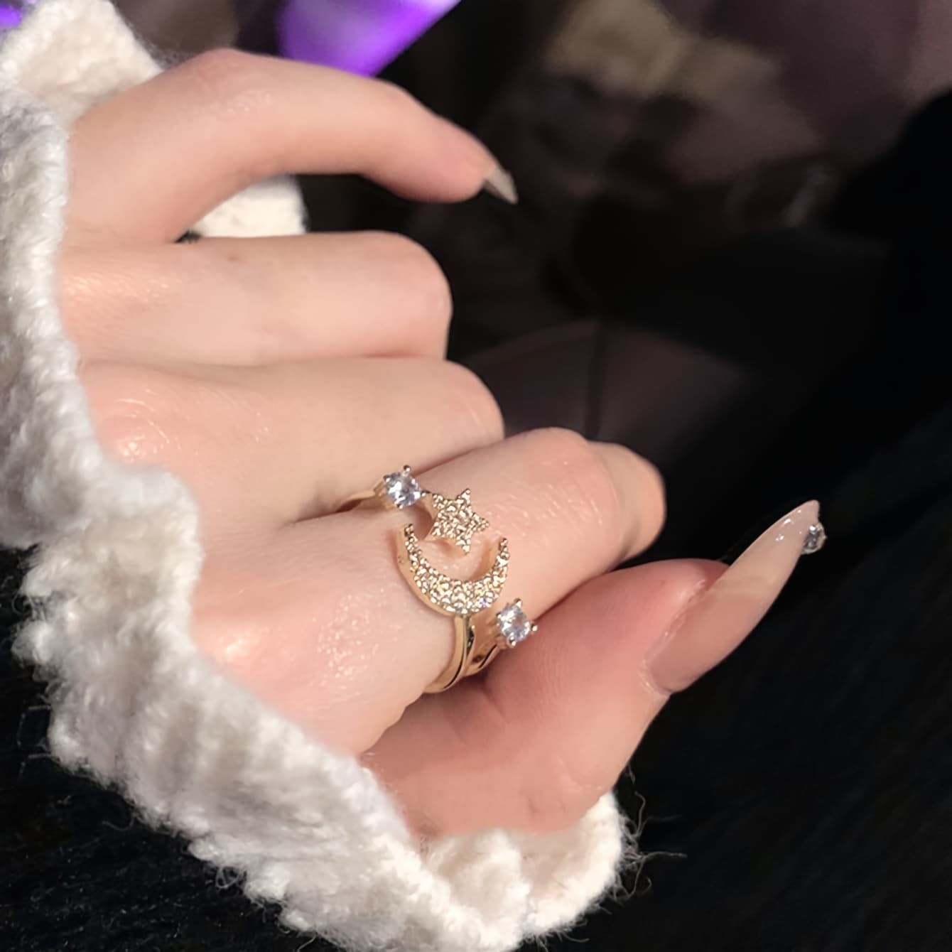 Anillo chic de estrás con luna y estrella minimalista