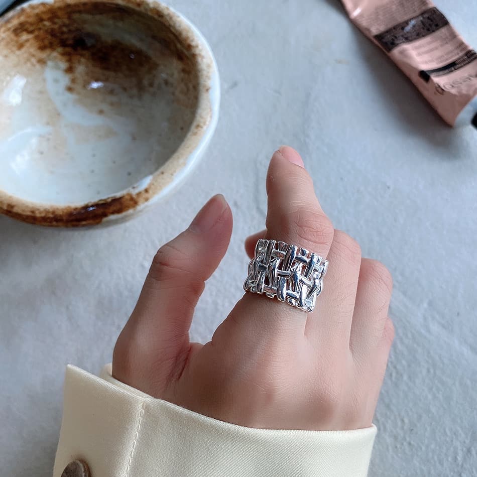 Anillo tejido hueco con diseño de cruz